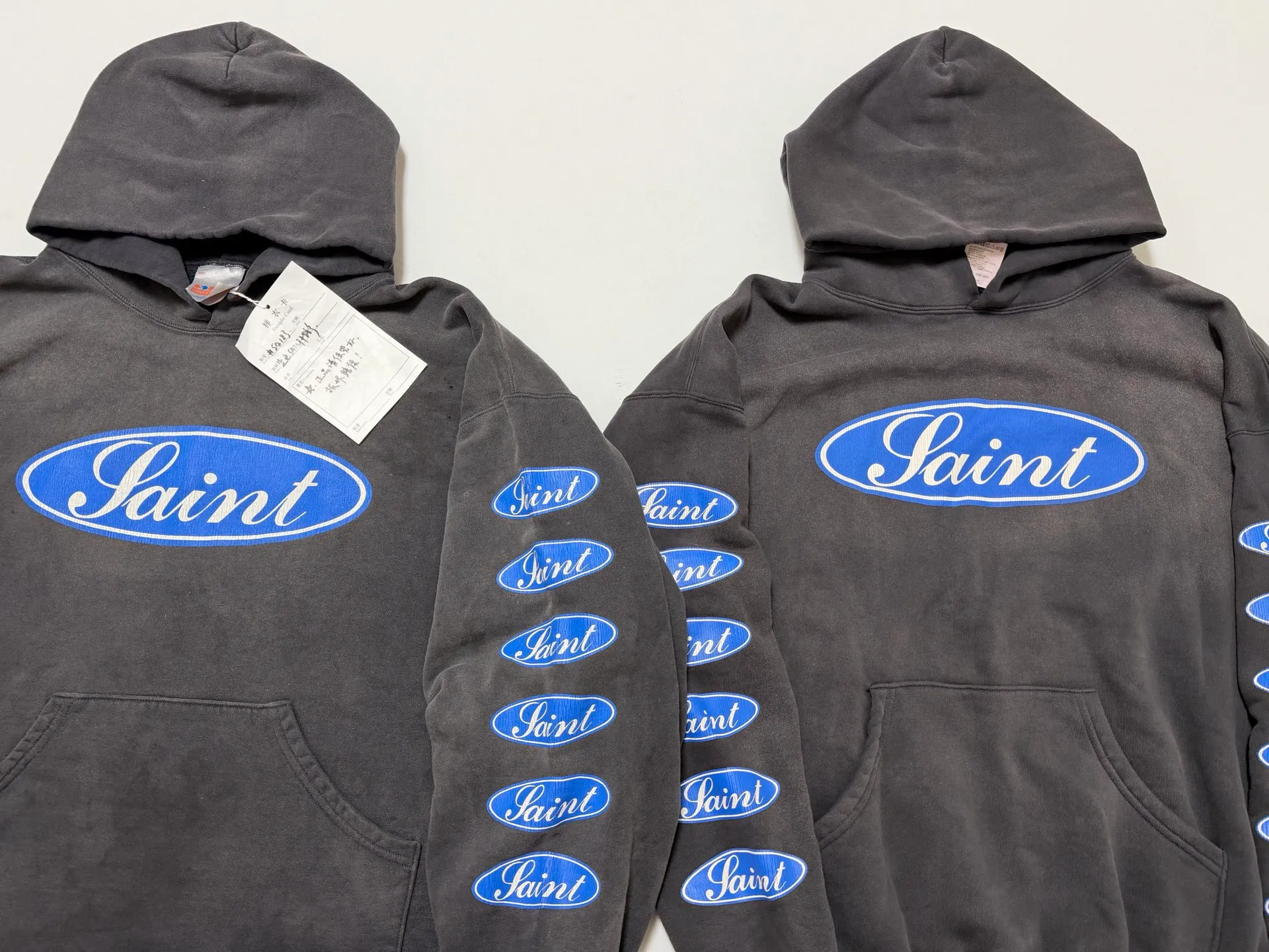 Pattern vs Original SAINT Mxxxxxx HOODIE/LOVE AMONG/BLK Blue SAINT Barrage Slogan Hoodie Washed Black S-XL The latest version has been modified many times. The version is closer to the original version and has a stronger street flavor! Heavy washing with water-sprayed fading process for stronger distressing effect. Handmade wormhole destruction treatment. Authentic level extreme distressed crack printing. The main mark and wash mark are all correct versions.